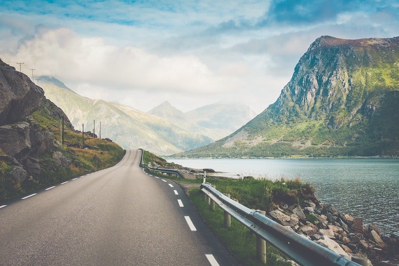 Viaja a Noruega y ¡descubre sus carreteras en coche!